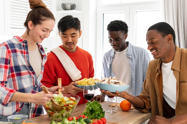 Medium geschoten kamergenoten met eten