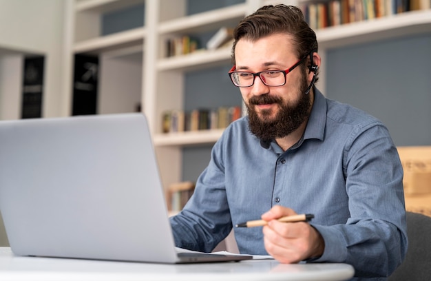 Medium geschoten man met laptop