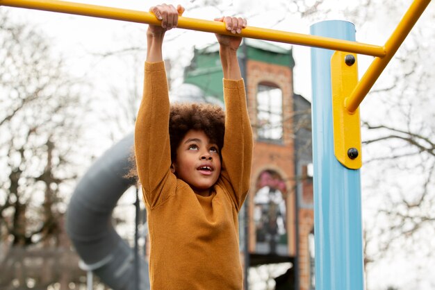 Medium geschoten meisje dat buiten speelt