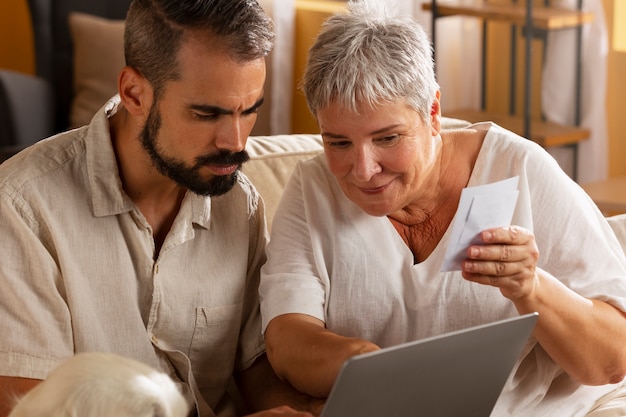 Gratis foto medium geschoten mensen met laptop