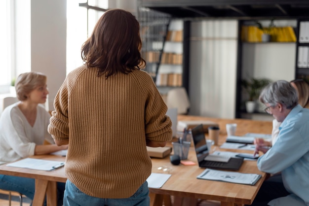 Medium geschoten mensen op vergadering