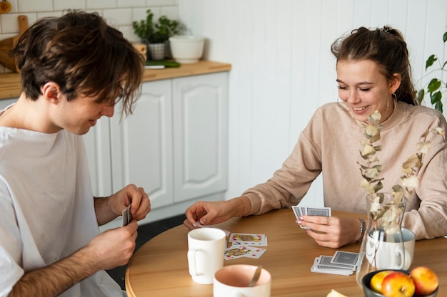 Medium geschoten smileymensen die kaarten spelen