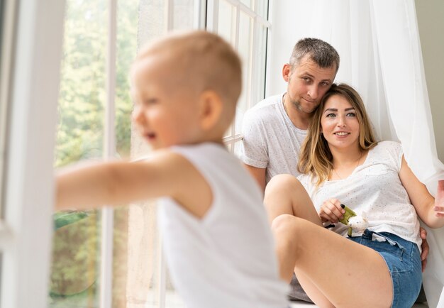 Medium geschoten vader die zijn zoon bekijkt