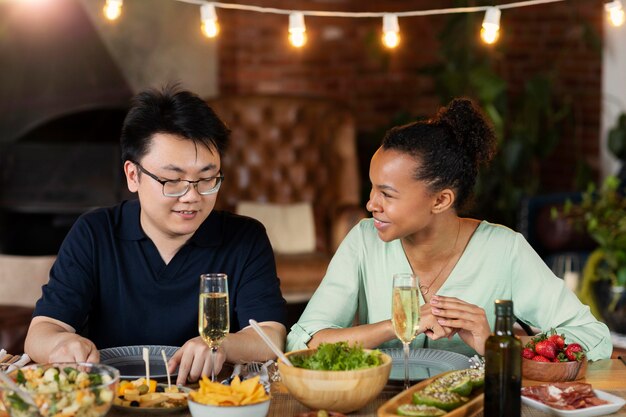 Medium geschoten vrienden die aan tafel zitten