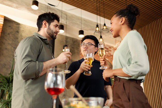 Medium geschoten vrienden met drankjes