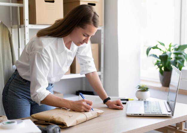 Medium geschoten vrouw aan bureau