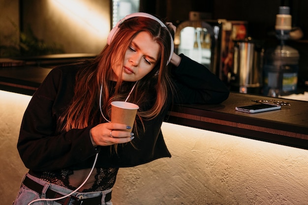 Medium geschoten vrouw aan de bar