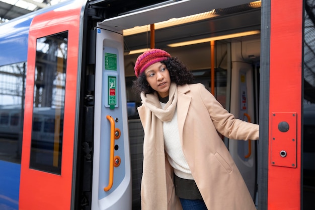 Gratis foto medium geschoten vrouw in de trein