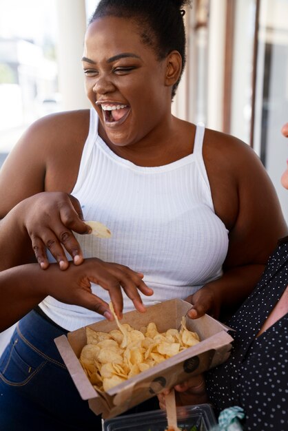 Medium geschoten vrouw met heerlijk eten