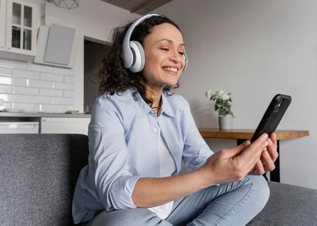 Medium geschoten vrouw met telefoon