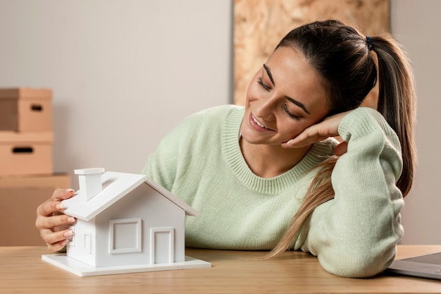 Medium geschoten vrouw met wit huis