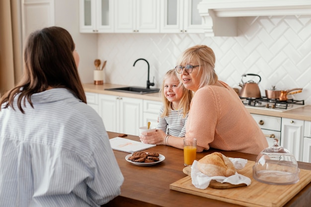 Gratis foto medium geschoten vrouwen en meisjes