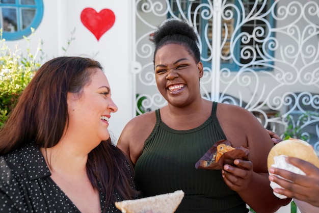 Gratis foto medium geschoten vrouwen met heerlijk eten