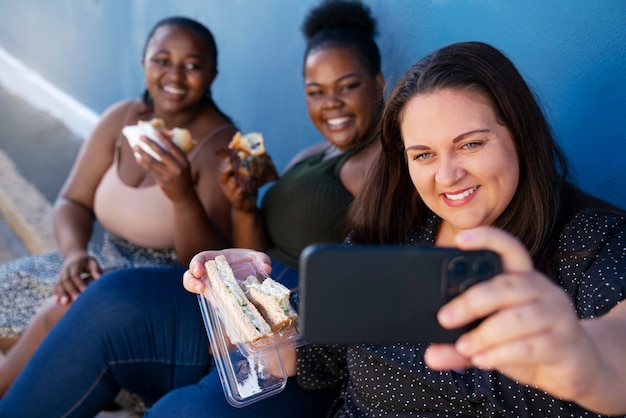 Medium geschoten vrouwen met heerlijk eten