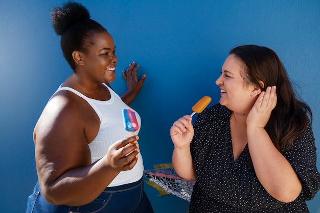 Medium geschoten vrouwen met heerlijk eten