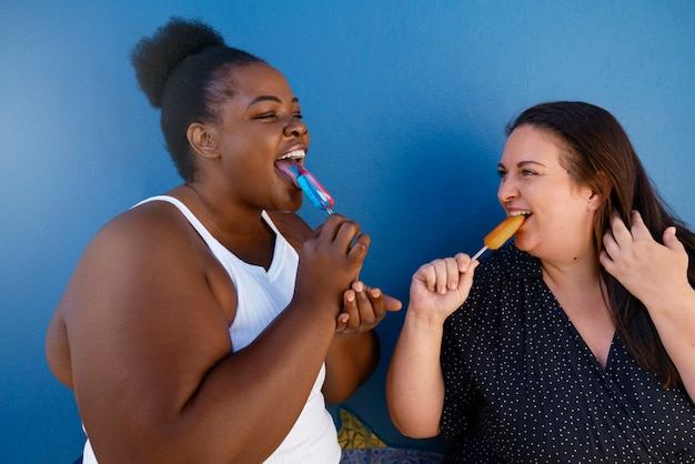 Gratis foto medium geschoten vrouwen met heerlijk eten