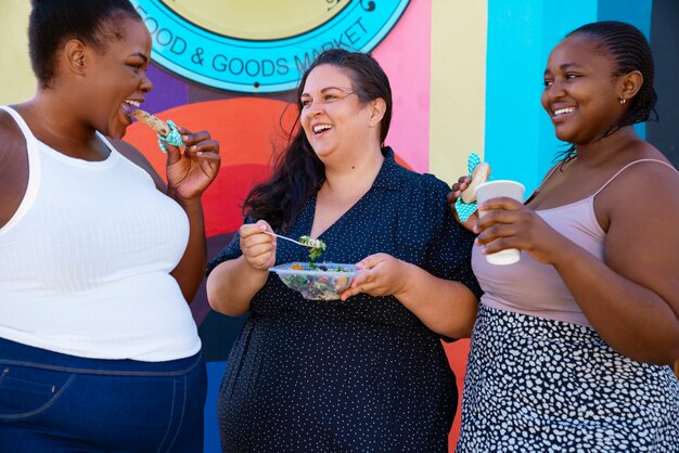 Medium geschoten vrouwen met heerlijk eten