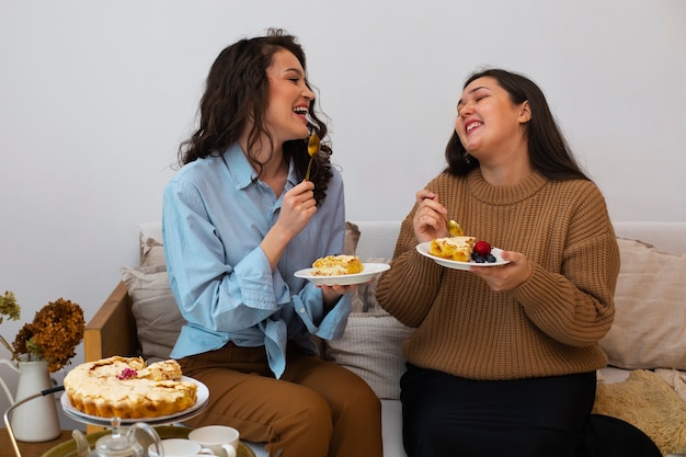 Medium geschoten vrouwen met heerlijk eten