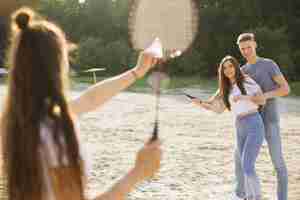 Gratis foto medium geschotene groep vrienden die badminton spelen