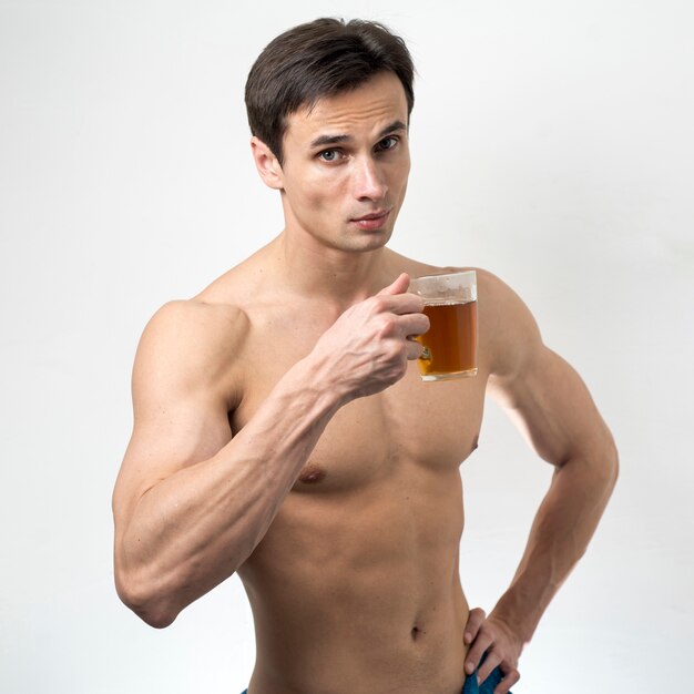 Medium neergeschoten topless man het drinken van thee