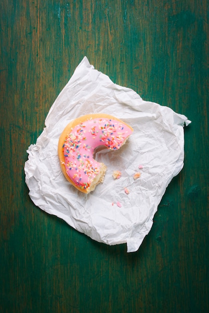 Medium roze donut op een servet