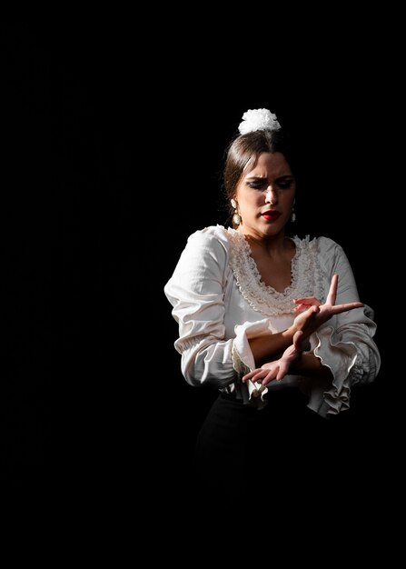 Medium schot van flamenca bewegende armen met gratie