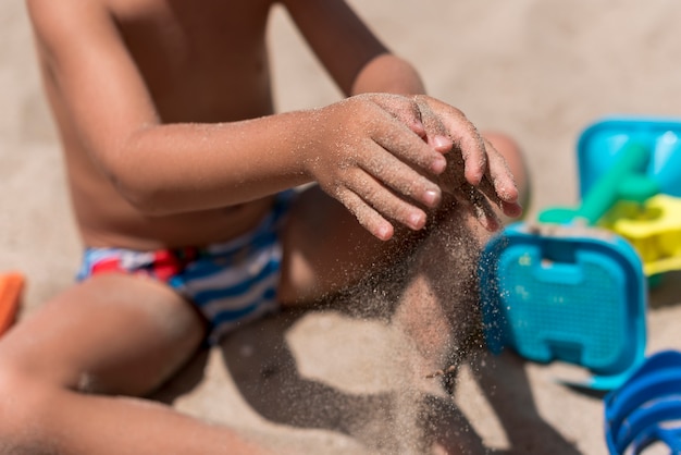 Medium schot van kind gieten zand