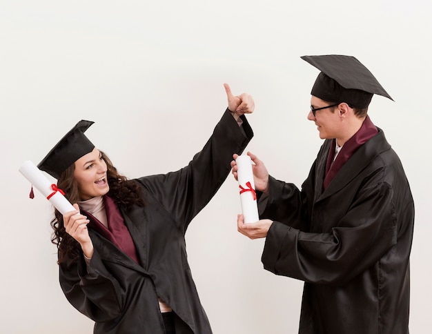 Medium shot afgestudeerde studenten