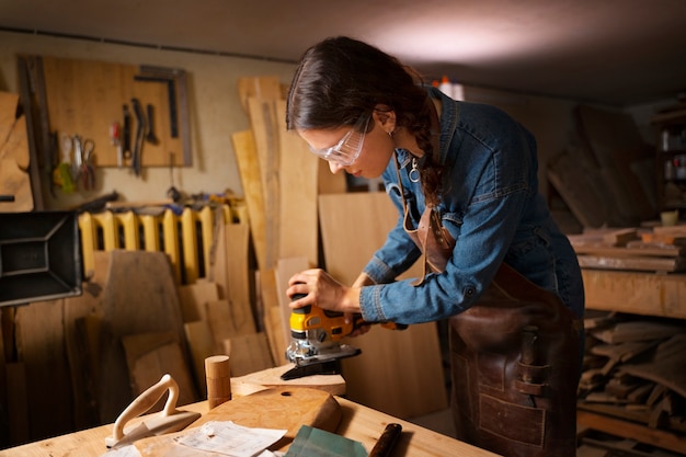 Gratis foto medium shot ambachtsman die houtsnijwerk doet