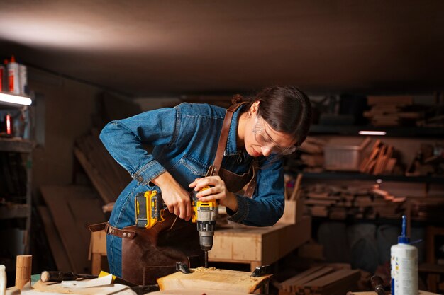 Medium shot ambachtsman die houtsnijwerk doet