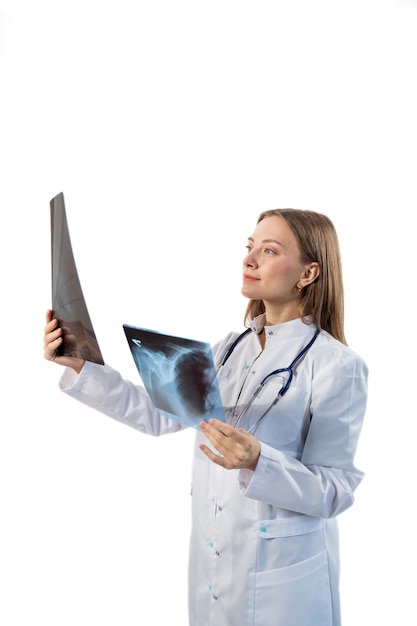 Medium shot arts die naar röntgenfoto's kijkt