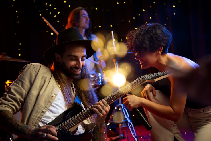 Gratis Foto medium shot band die optreedt tijdens concert