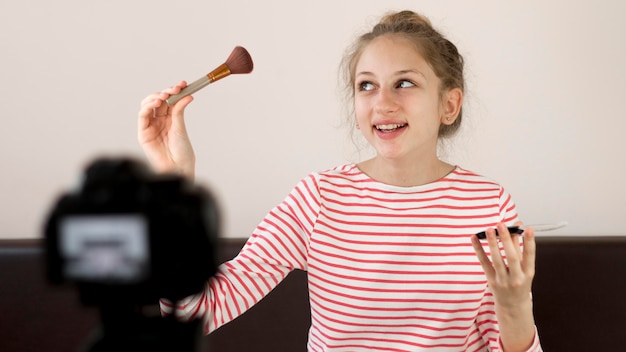 Gratis foto medium shot blogger met make-up