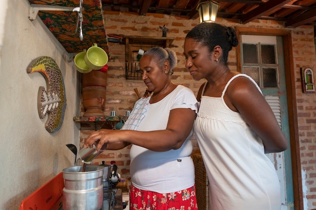 Gratis foto medium shot braziliaanse familie koken smakelijke desserts