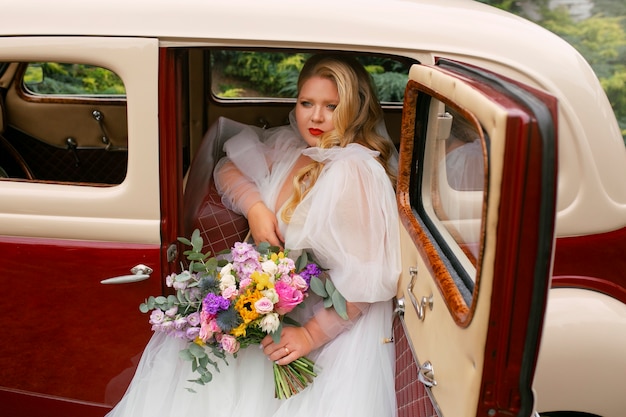 Medium shot bruid poseren in vintage auto