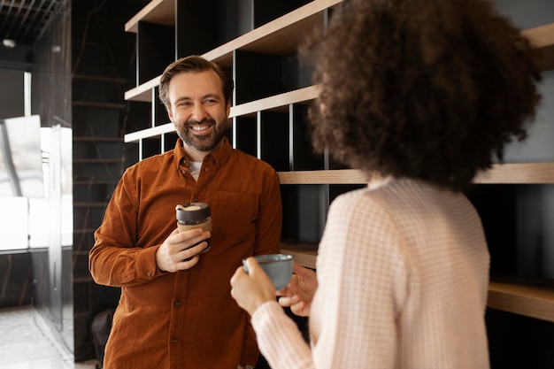 Medium shot collega's aan het chatten tijdens de pauze