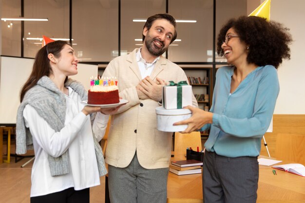 Medium shot collega's vieren feest