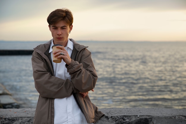 Gratis foto medium shot contemplatieve man aan zee