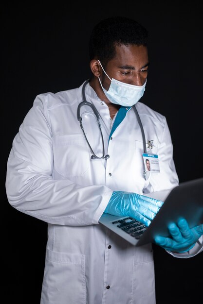Medium shot dokter met laptop