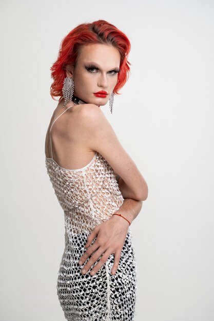 Medium shot drag queen in glanzende jurk