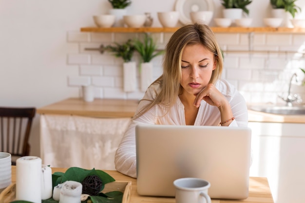 Gratis foto medium shot drukke vrouw aan het werk