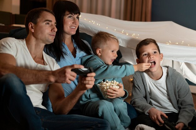 Medium shot familie bij elkaar zitten