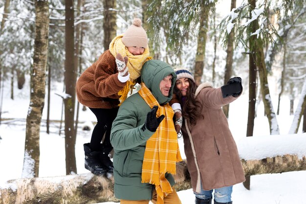 Medium shot familie die selfie maakt