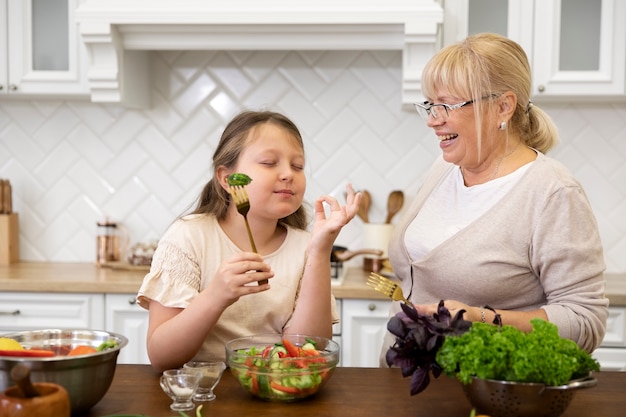 Gratis foto medium shot familie koken