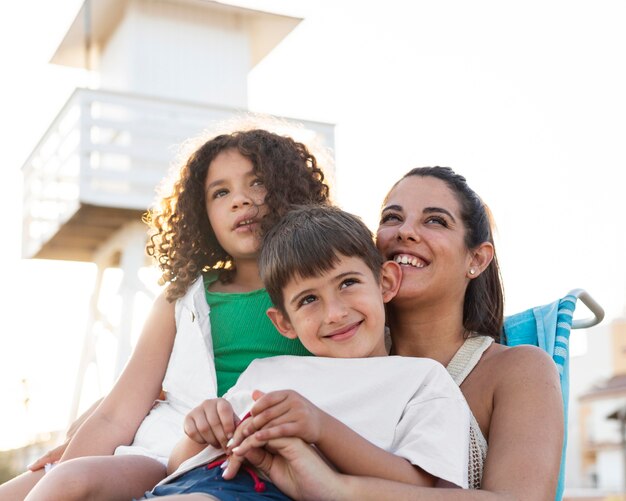 Medium shot familie op het strand