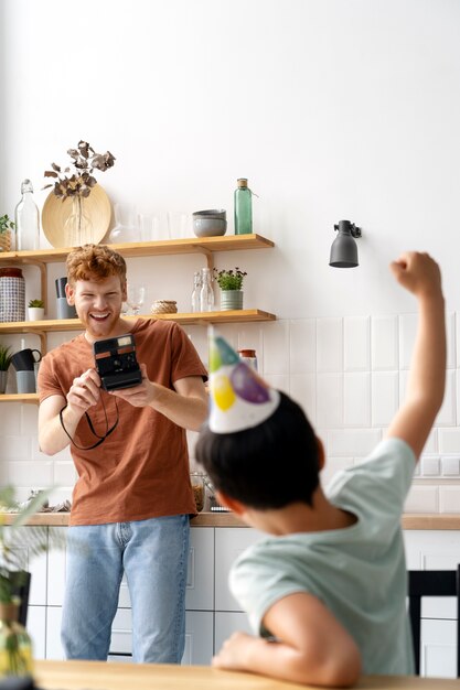 Medium shot familie viert verjaardag