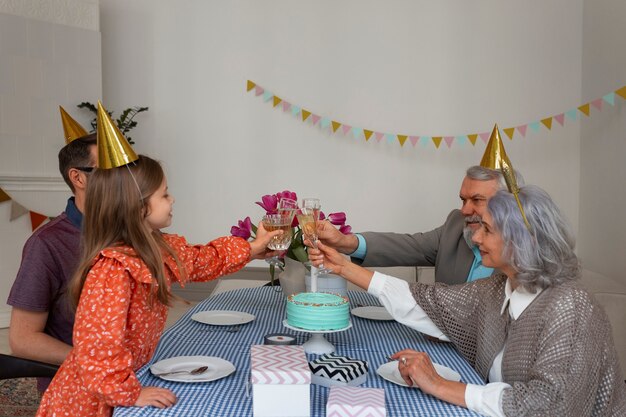 Gratis foto medium shot familie viert verjaardag