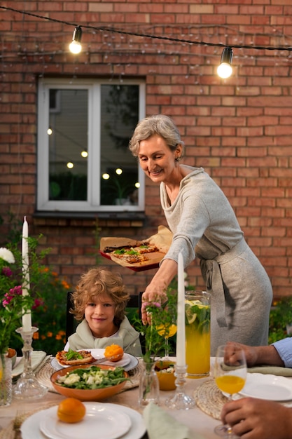 Gratis foto medium shot familie viert verjaardag