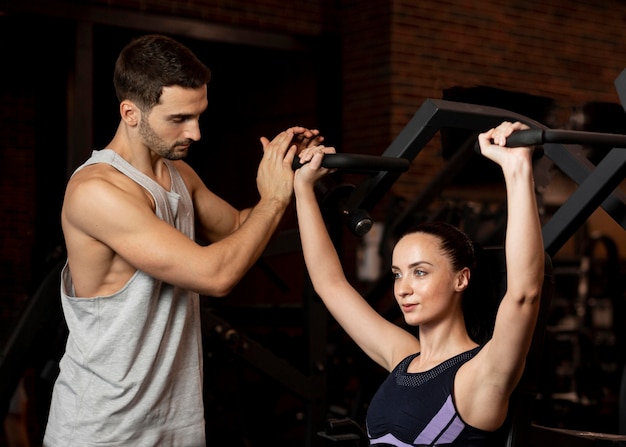 Medium shot fit vrouw training op sportschool