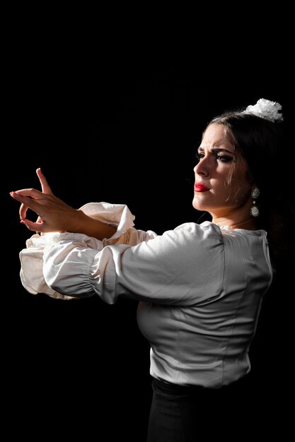 Medium shot flamenca-dansen